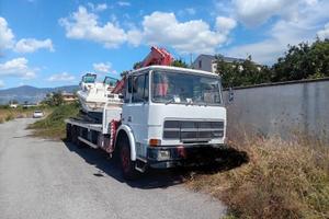 Camion con gru per trasporto barche