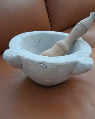 Mortaio in marmo tipico per il pesto Ligure