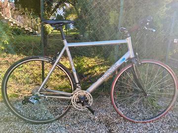 bicicletta  corsa ibrida 