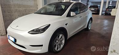 Tesla Model Y 11/2023 con batteria nuova