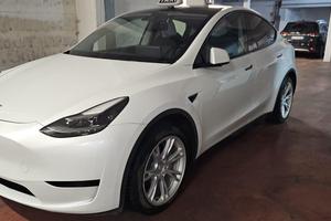 Tesla Model Y 11/2023 con batteria nuova