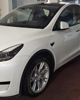 Tesla Model Y 11/2023 con batteria nuova