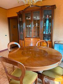 Arredamento per salone con vetrina e tavolo