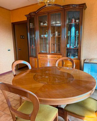 Arredamento per salone con vetrina e tavolo
