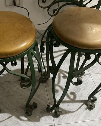 Coppia di sgabelli in ferro battuto vintage