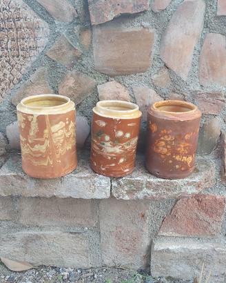 Tris antichi vasi in terracotta smaltata