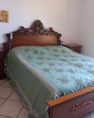Camera da letto in legno mass (letto/armadio/comò)