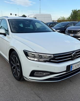 Volkswagen Passat Variant 2.0 TDI SCR 200 CV DSG E