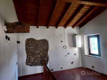 Carpineti - app.to 2 camere non arredato