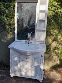Lavandino bagno con specchio e mobile