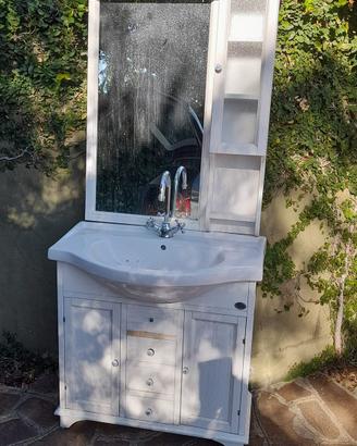 Lavandino bagno con specchio e mobile