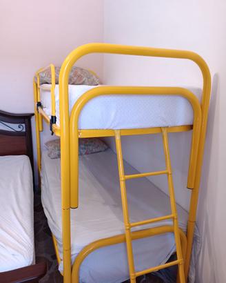 letto a castello in acciaio completo di materassi