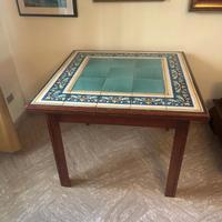 tavolo con mattonelle di vietri