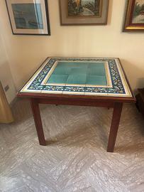 tavolo con mattonelle di vietri