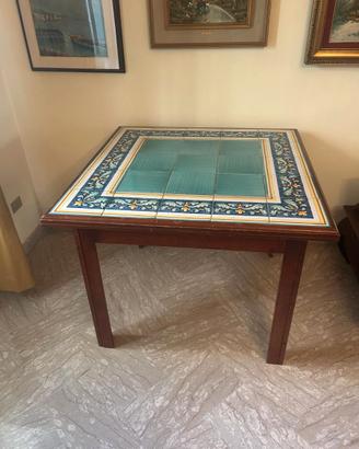 tavolo con mattonelle di vietri
