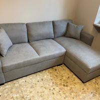 Divano angolare grigio con penisola