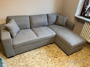 Divano angolare grigio con penisola