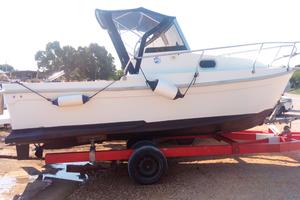 Semicabinato con motore entrobordo VM HR 494 100 C