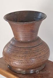 Vaso in rame martellato a forma di anfora