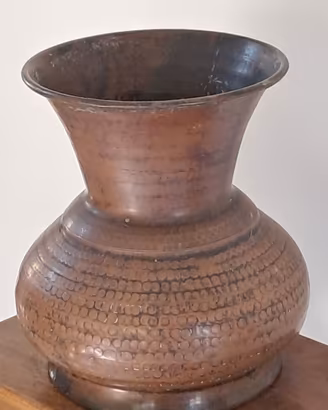 Vaso in rame martellato a forma di anfora