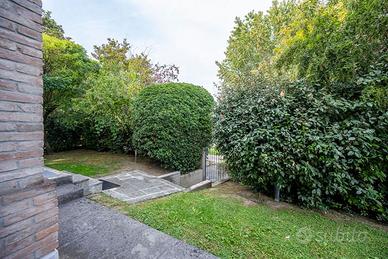 R.Emilia ZONA OROLOGIO/Villa singola divisa in du