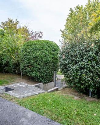 R.Emilia ZONA OROLOGIO/Villa singola divisa in du