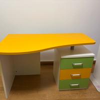 Scrivania  cameretta con cassettiera e mensole