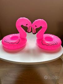 Due Fenicotteri rosa gonfiabili con porta bevande