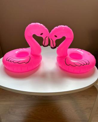 Due Fenicotteri rosa gonfiabili con porta bevande
