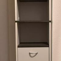 Mobile altro e stretto bagno