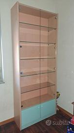 Vetrina con ante e ripiani in vetro