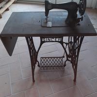 Macchina da cucire Singer antica con mobiletto