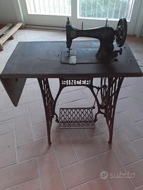Macchina da cucire Singer antica con mobiletto