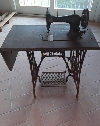 Macchina da cucire Singer antica con mobiletto