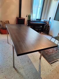Tavolo industrial e sedie