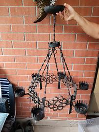 Lampadario antico in ferro battuto.