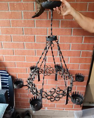 Lampadario antico in ferro battuto.