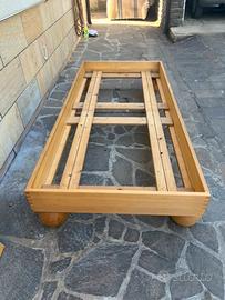 Letto singolo in legno senza viti o bulloni.