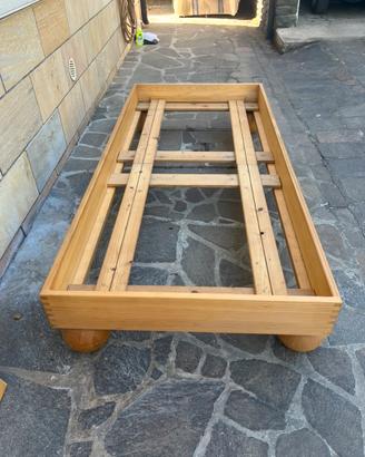 Letto singolo in legno senza viti o bulloni.