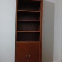 Armadio in legno con ripiano  e ante