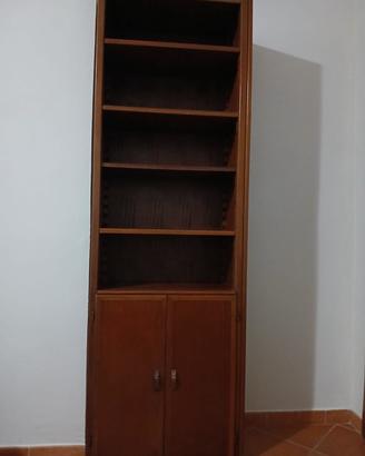 Armadio in legno con ripiano  e ante