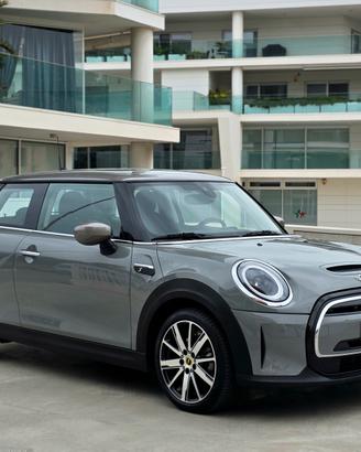 Mini SE 100% elettrica da vetrina