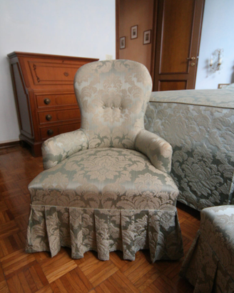 Mobile dei segreti poltroncine vestite