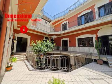 Palazzo / Stabile di 380 m² con più di 5 locali a 