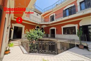 Palazzo / Stabile di 380 m² con più di 5 locali a 