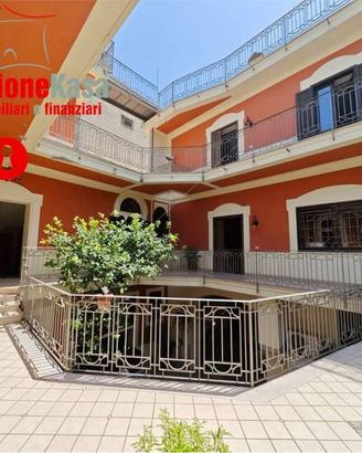 Palazzo / Stabile di 380 m² con più di 5 locali a 