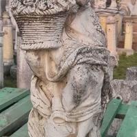 Statua Venere seduta con cesto fiorito