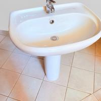 Lavello con piedistallo, rubinetto e piletta