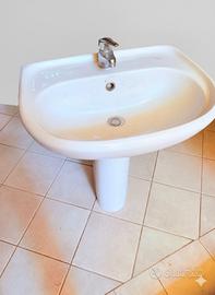 Lavello con piedistallo, rubinetto e piletta