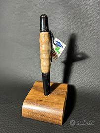Penna artigianale in legno lavorata al tornio